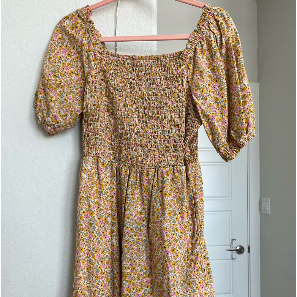 Super cute floral dress. With slightly puffy sleeves.